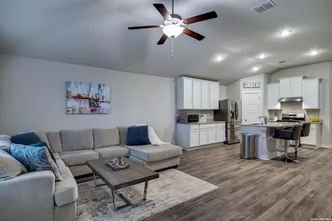 6910 Shiraz Way, Converse, TX 78109