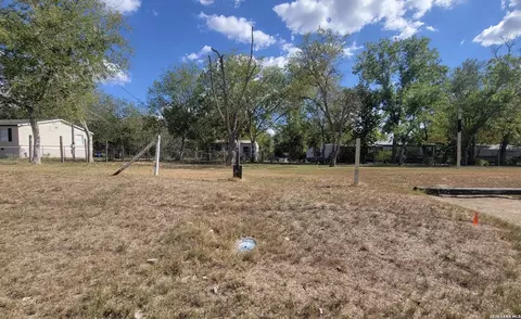 304 E Hunt St, Pleasanton, TX 78064