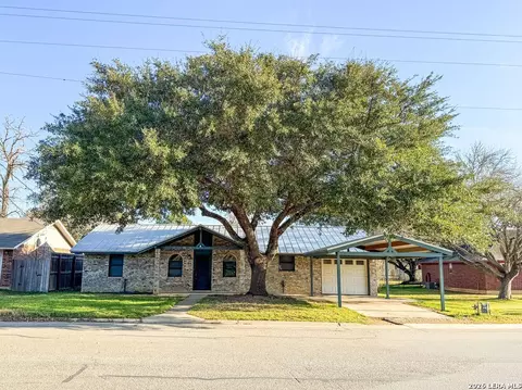 904 W West St, Stockdale, TX 78160