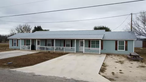 558 Whitetail Dr, Uvalde, TX 78801