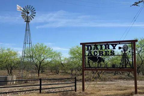105 Sylas Hayes, Pleasanton, TX 78064