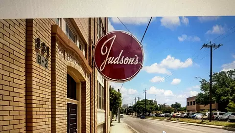 831 Flores #2212, San Antonio, TX 78204