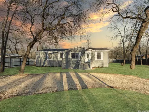 22906 Fawn Trl, Elmendorf, TX 78112