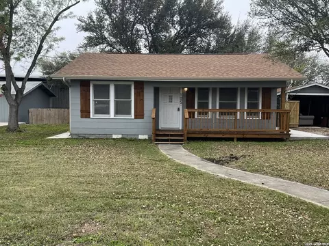 105 E Huebinger, Marion, TX 78124