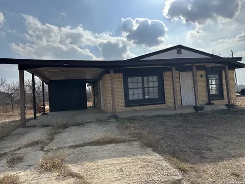 426 Carrizo Hl, Carrizo Springs, TX 78834