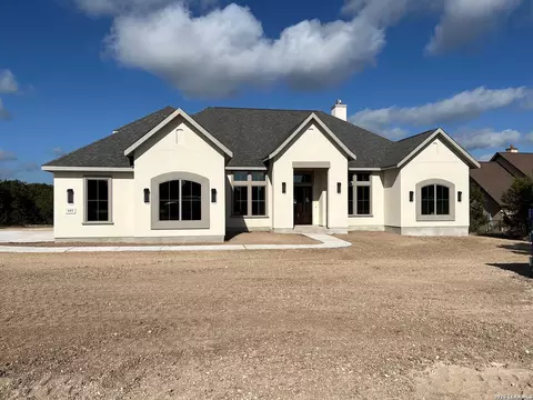 611 Parkview Pl, Canyon Lake, TX 78133