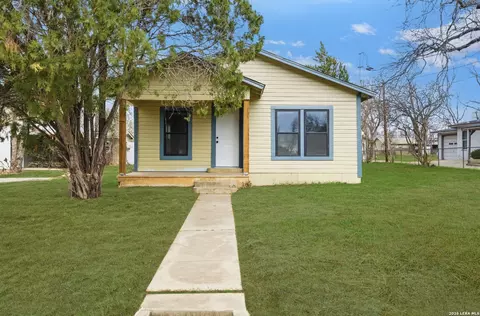 1521 B St, Floresville, TX 78114