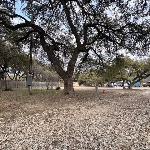 138 Lakeshore Dr S, Bandera, TX 78003