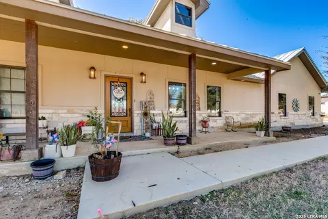 182 E Short Mdw, Lytle, TX 78052