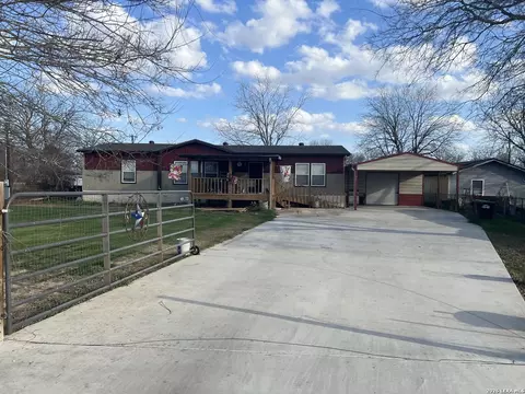 218 W 2nd St, Elmendorf, TX 78112