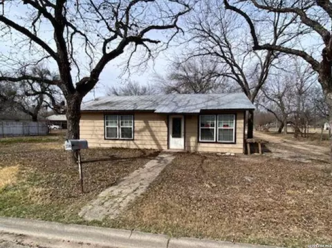 316 Geraldine, Uvalde, TX 78801