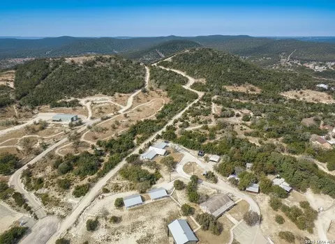 898 Mountain View Ln, Pipe Creek, TX 78063