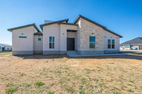 999 County Road 319, La Vernia, TX 78121