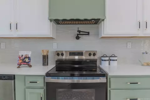 Kitchen - 185 E Medium Mdw, Lytle, TX 78052 photo 4 of 6