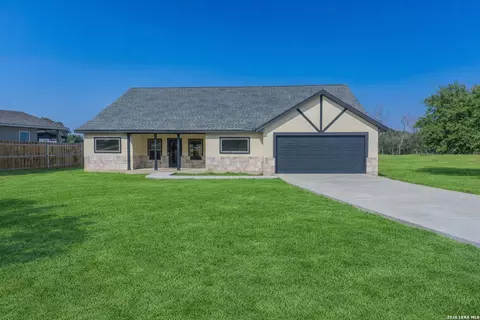 185 E Medium Mdw, Lytle, TX 78052