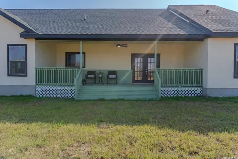 Exterior - 185 E Medium Mdw, Lytle, TX 78052 photo 7 of 9