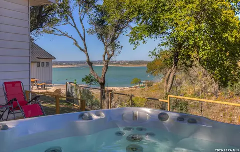 901 Glenn Dr, Canyon Lake, TX 78133
