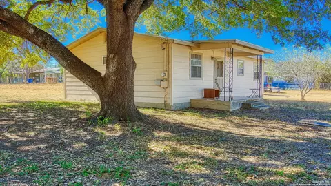 910 Plum St, Floresville, TX 78114