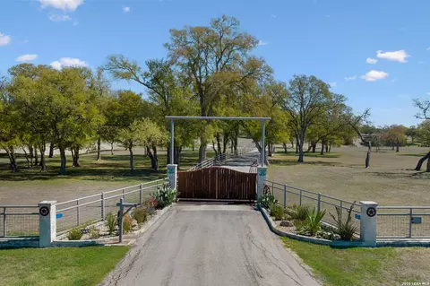 521 Bluff Crk, Center Point, TX 78010