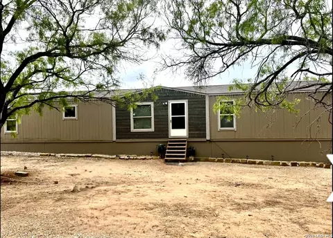138 Cr 2666, Moore, TX 78015
