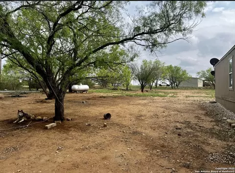 140 Cr 2666, Moore, TX 78057