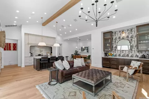 808 Canterbury Hill St, Terrell Hills, TX 78209