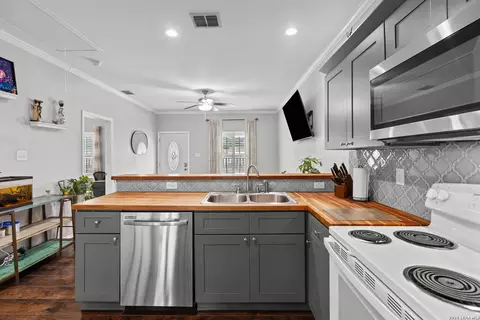 Kitchen - 441 Cimarron, Spring Branch, TX 78070 photo 3 of 3