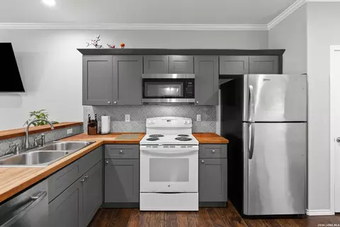 Kitchen - 441 Cimarron, Spring Branch, TX 78070 photo 2 of 3
