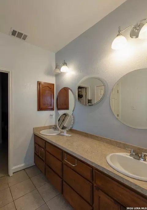 Bath - 5980 Smith, Von Ormy, TX 78073 photo 6 of 9