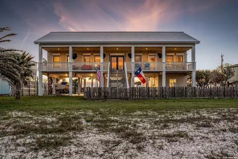 1565 N Ocean Dr, Port Lavaca, TX 77979