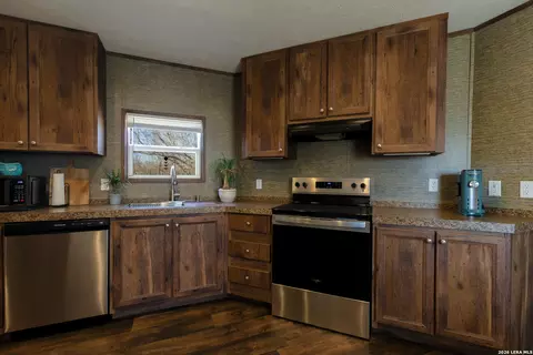 869 873 County Road 773, Devine, TX 78016 photo 8