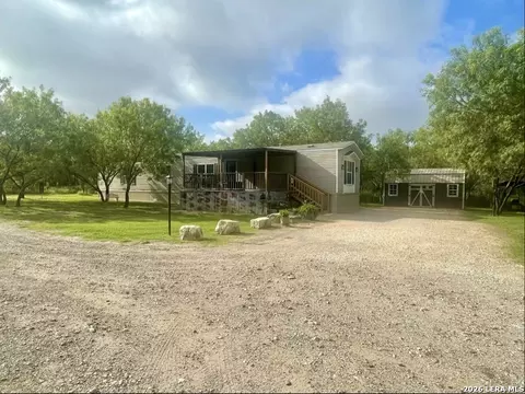 869 873 County Road 773, Devine, TX 78016