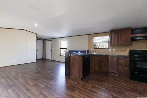869 873 County Road 773, Devine, TX 78016 photo 25