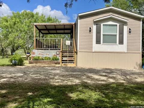 869 873 County Road 773, Devine, TX 78016 photo 3
