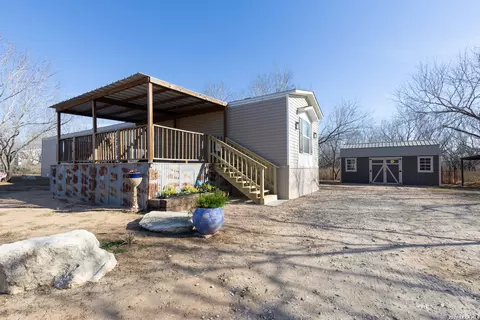 869 873 County Road 773, Devine, TX 78016