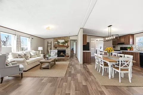 393 W County Road 5719, Devine, TX 78016