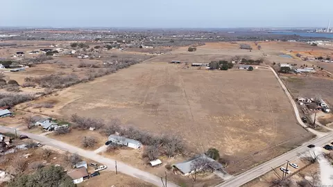 15785 Kilowatt Rd, Elmendorf, TX 78112