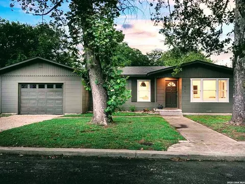511 Olive St, Fredericksburg, TX 78624