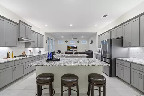 3709 Pin Oak Hls, Seguin, TX 78155
