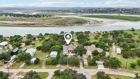 718 Park Shrs, Canyon Lake, TX 78133