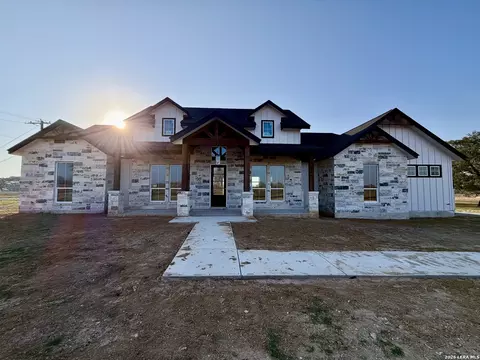 712 County Road 320, Floresville, TX 78114