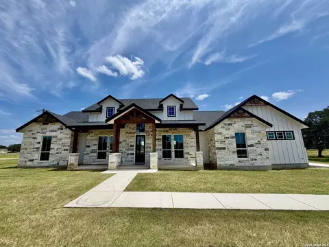 712 County Road 320, Floresville, TX 78114