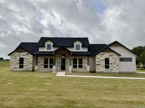 712 County Road 320, Floresville, TX 78114