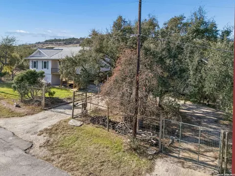 515 Valley Rdg, Canyon Lake, TX 78133