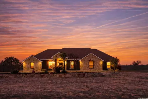 201 Abrego Lk, Floresville, TX 78114