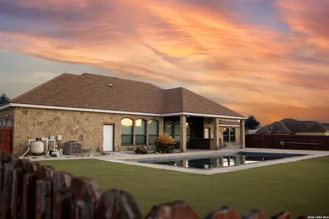 201 Abrego Lk, Floresville, TX 78114