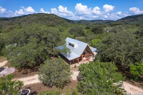 711 Mariposa Ave, Concan, TX 78838