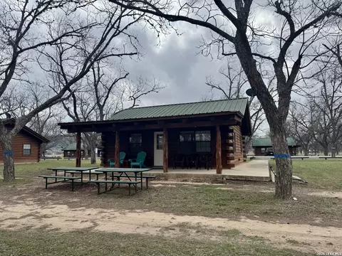 110 Red Wright Rd, Leakey, TX 78873