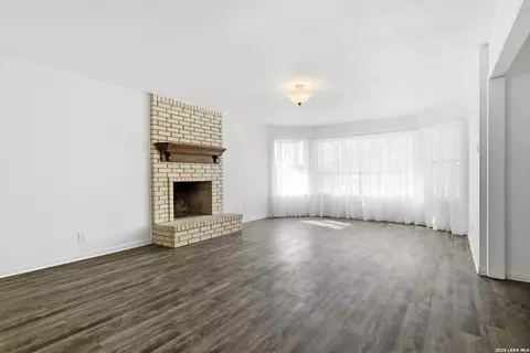 Living - 508 Crouch Ave, Devine, TX 78016 photo 2 of 3