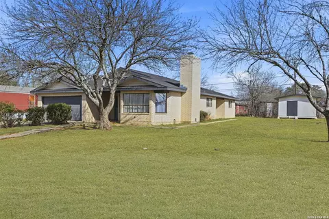 Exterior - 508 Crouch Ave, Devine, TX 78016 photo 2 of 4